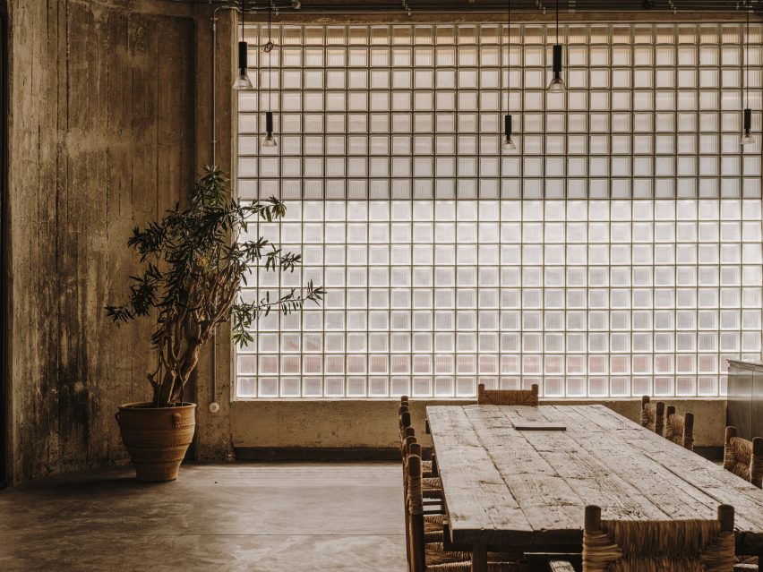 10am-lofts-athens-interiors-studio-andrew-trotter_dezeen_2364_col_10-852x639